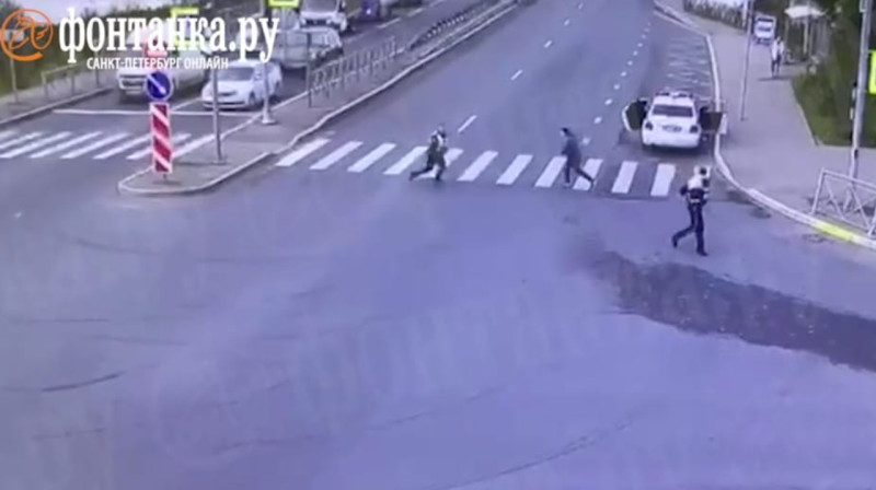 Мужчина напал с ножом на инспектора ГИБДД в Петербурге. Видео