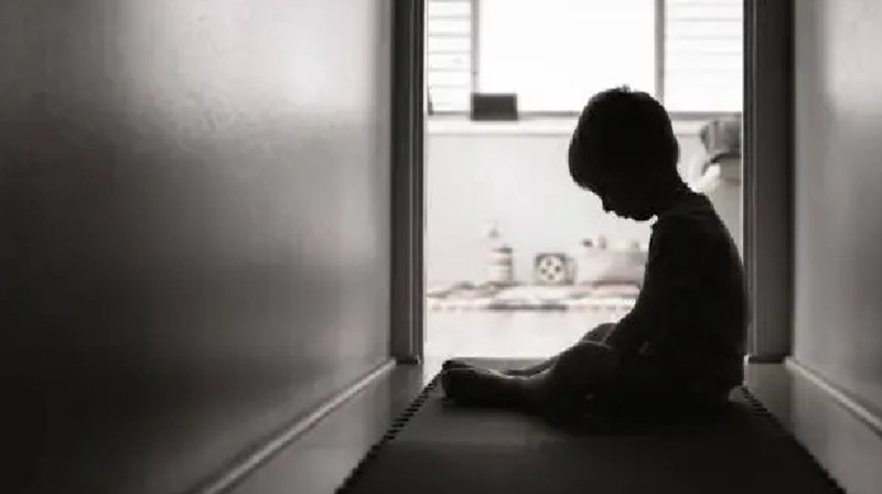 «Шешесі ұлының тепкінің астында жүргенін жасырған»: Өгей әкесі бүлдіршінді асқан жауыздықпен өлтірді