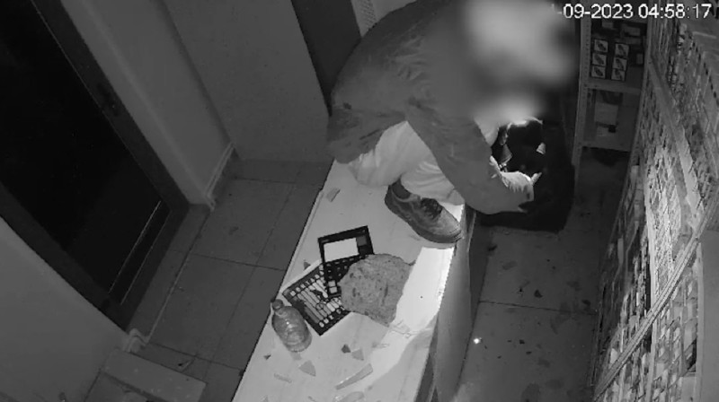 Мужчина украл из магазина деньги и электронные сигареты на полмиллиона тенге в Кокшетау