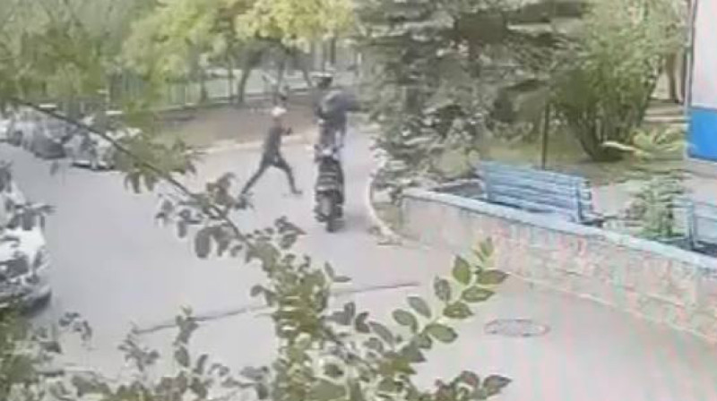 Двое неизвестных избили и ограбили мужчину в Алматы. ВИДЕО