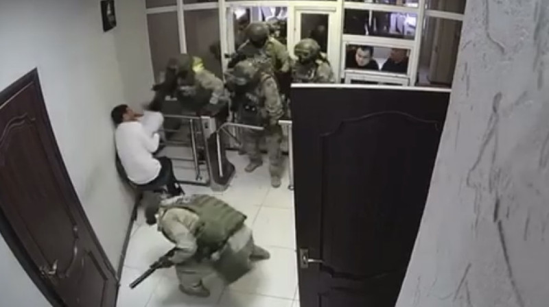 «КНБ против турникета»: зачем обыскали ЦОН Шымкента