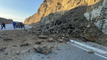 Часть скалы обрушилась на трассу в Восточном Казахстане