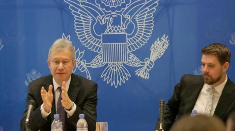 АҚШ елшісі хиджаб жайлы: Дін еркіндігін қолдаймыз