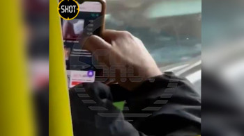 В Подмосковье водитель автобуса смотрел порно прямо за рулем. ВИДЕО