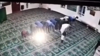 Имам во время молитвы ударил маленького ребенка в мечети Алматинской области. ВИДЕО