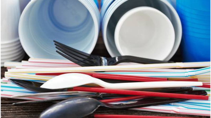 Запрет на продажу одноразовой посуды вводят в Англии