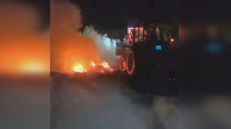 Склад сена загорелся после удара молнии в ВКО