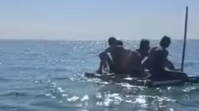 Четырех мужчин унесло в Каспийское море на самодельном плоту