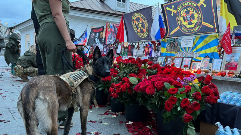 Цветы, венки и кувалда – в России прошли поминки по Вагнеру