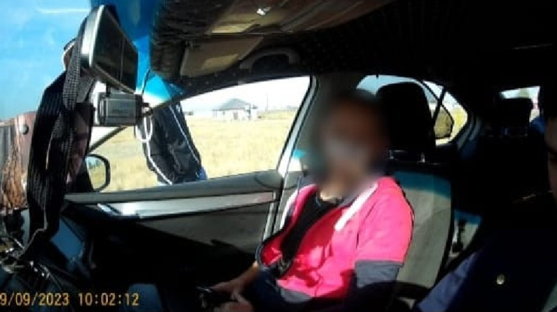 Гражданина Беларуси подозревают в даче взятки сотрудникам дорожной полиции в ЗКО