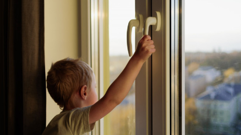 Ребенок выпал из окна в России