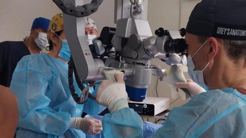 В Алматы полуторагодовому мальчику сделали пересадку пальца с ноги на руку