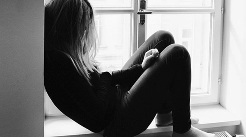 Лапал, лез под нижнее белье: тренера из Аксу подозревают в домогательстве школьницы