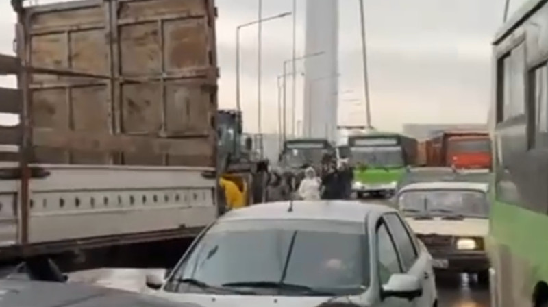 В Семее парализовало дорожное движение из-за аварии