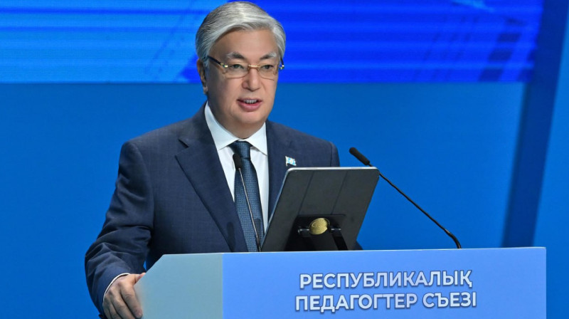 Прекратить давление на педагогов поручил Токаев