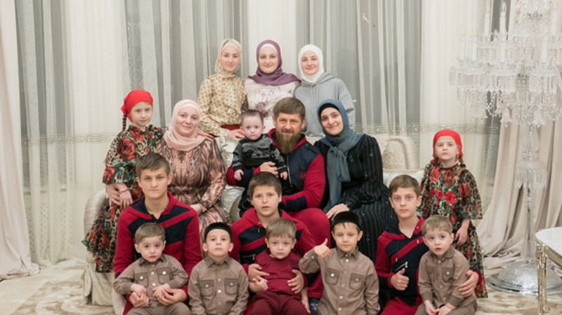 Кадыров продолжает одаривать своих детей медалями и званиями