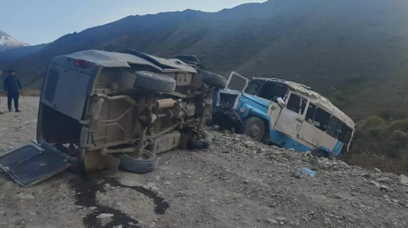 Пассажирский автобус слетел в кювет по дороге к Каинды, пострадало более 30 человек