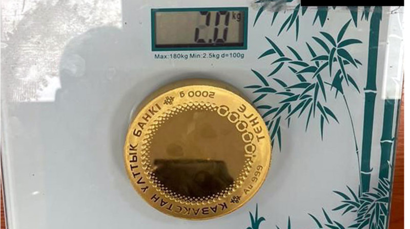 Дорогие коллекционные монеты пытались провезти в аэропорту Астаны