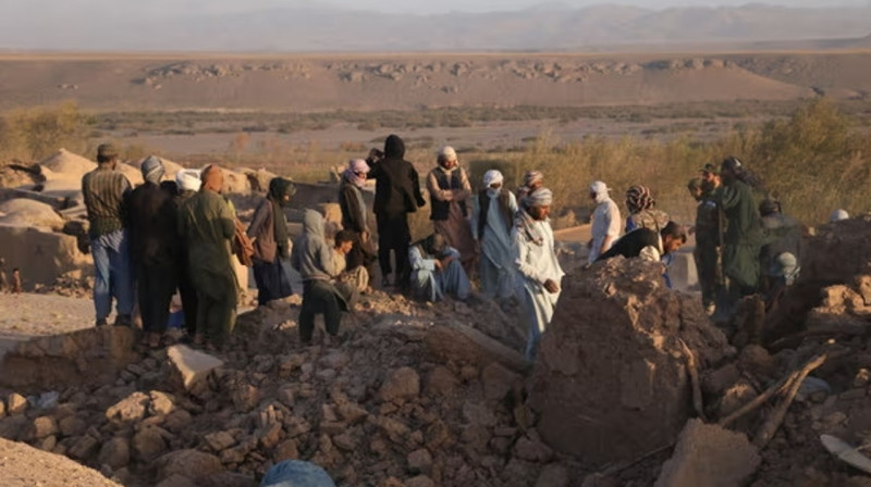 Количество жертв землетрясений в Афганистане превысило 2000 человек