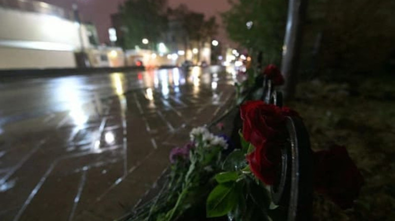 В Москве и Петербурге несут цветы к посольству Израиля