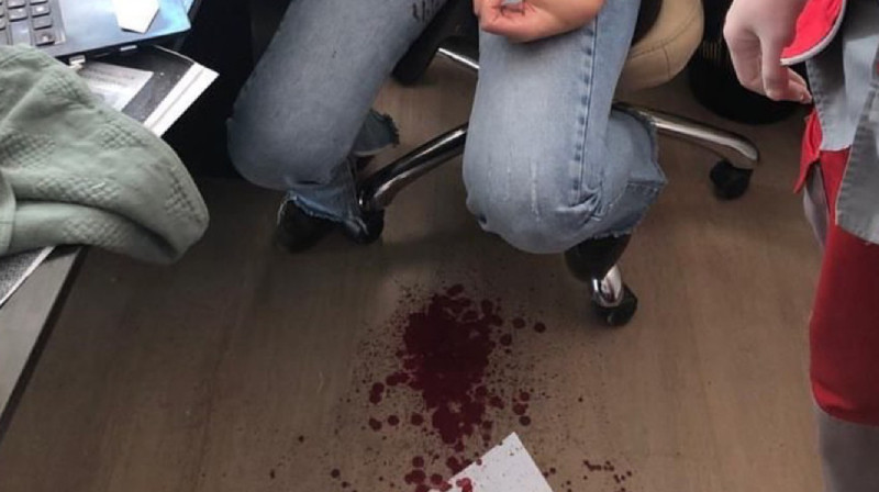 Алматинка воткнула ножницы в голову сотрудницы турфирмы