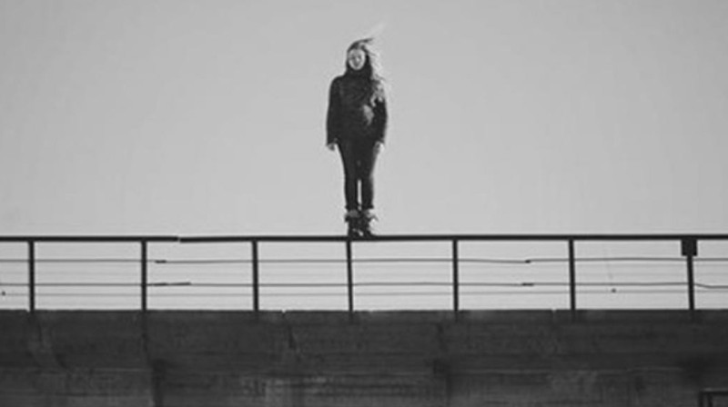 Несовершеннолетняя спрыгнула с многоэтажного здания в Актау