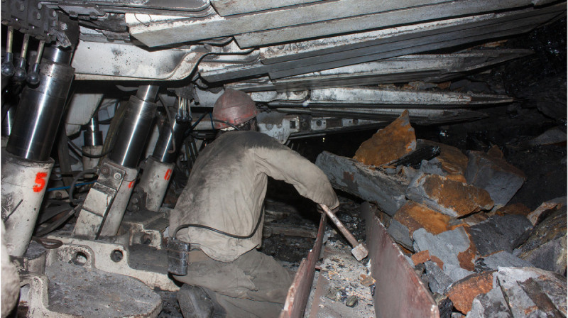 В ВКО спасатели вытащили из-под завалов на руднике второго шахтера