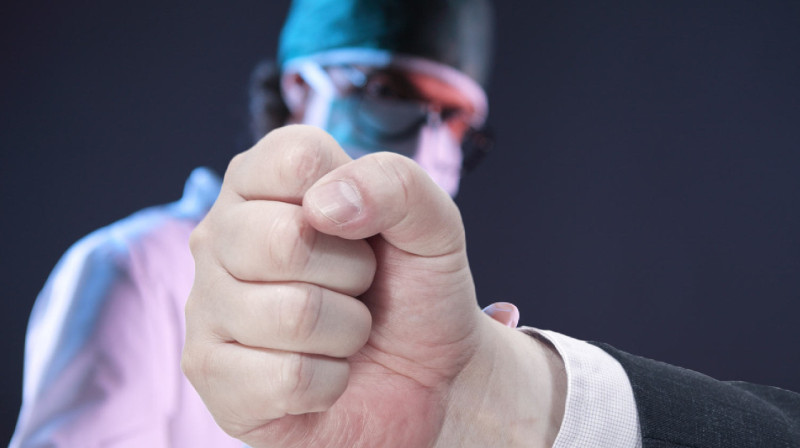 Пациент с ножом напал на врача в Туркестанской области