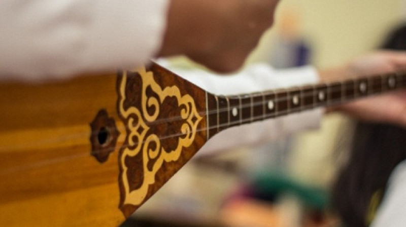 Переехавшая в Атырау иностранка выучила 50 кюев на домбре