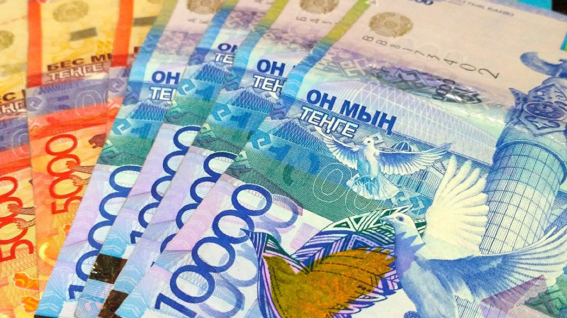 Безработный за 6 млн тенге обещал сократить срок осужденному