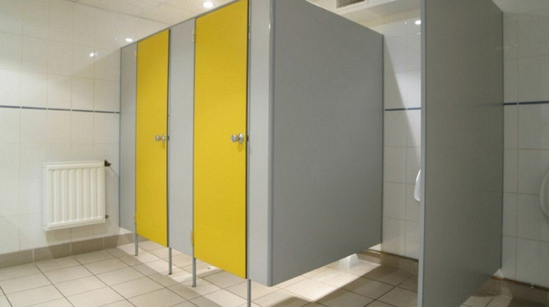 Закрытые кабинки и туалетная бумага появятся в школах Казахстана