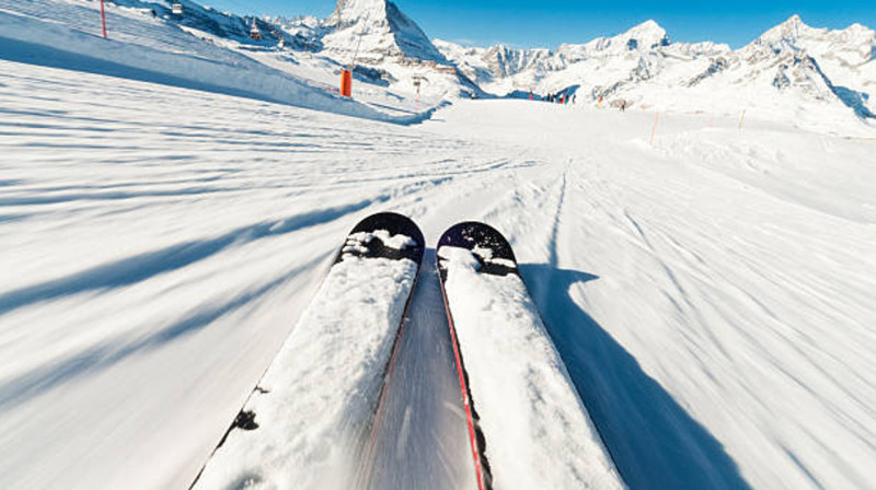 Профессиональный лыжник оказался под лавиной в горах Алматы