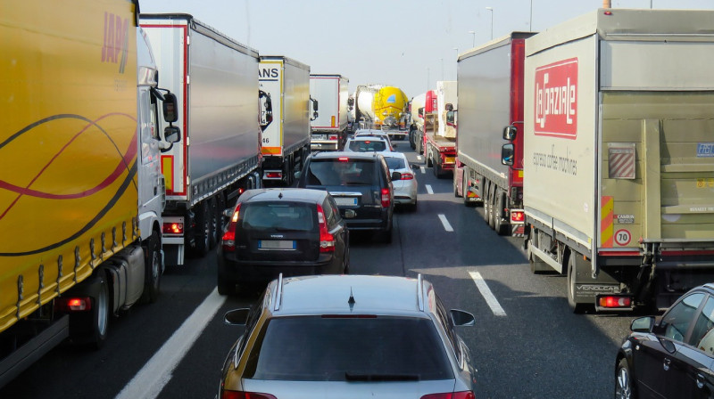 Около 80 грузовых машин стоят на казахстанско-кыргызстанской границе