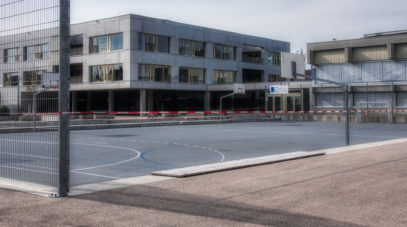 20-летний парень повесился на турнике у школы в Шымкенте