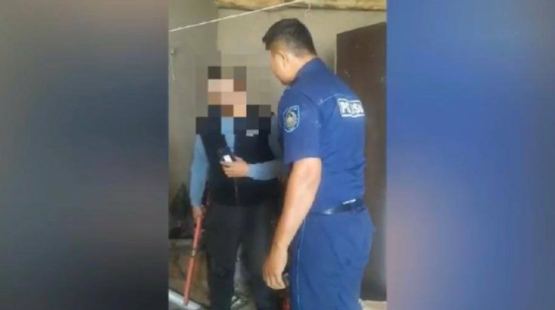 Мужчина ударил полицейского чайником в Туркестанской области