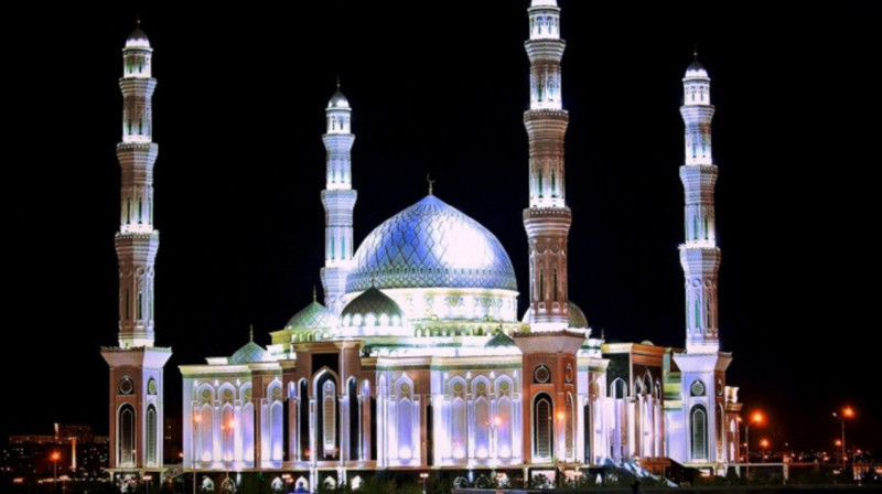 Бомбу искали в забытой мужской сумке в мечети Астаны