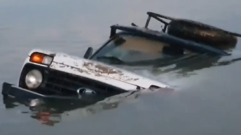 Два тела в затонувшей машине обнаружили в Атырауской области