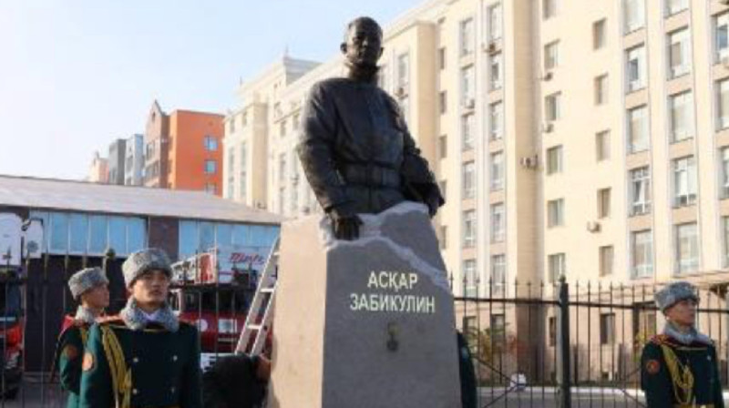 Памятник погибшему пожарному Аскару  Забикулину  открыли в Астане