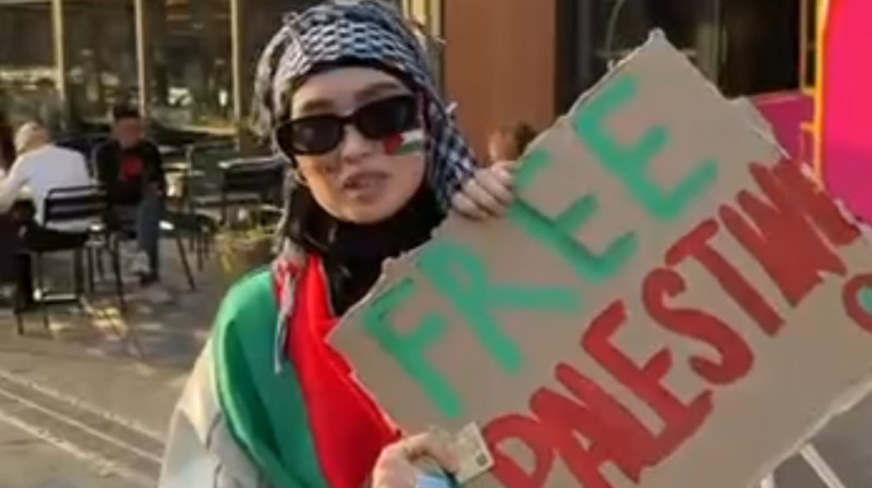 Девушка провела одиночный пикет в поддержку Палестины в Алматы