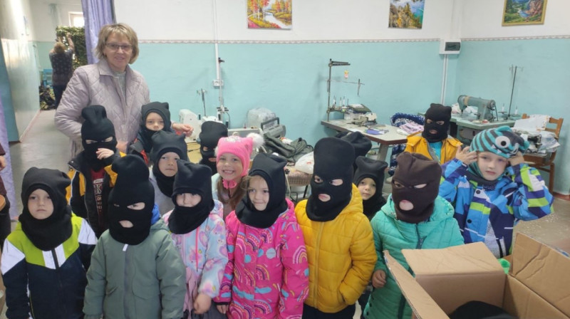 В Бурятии детсадовцы примерили балаклавы и пробовали плести маскировочные сети