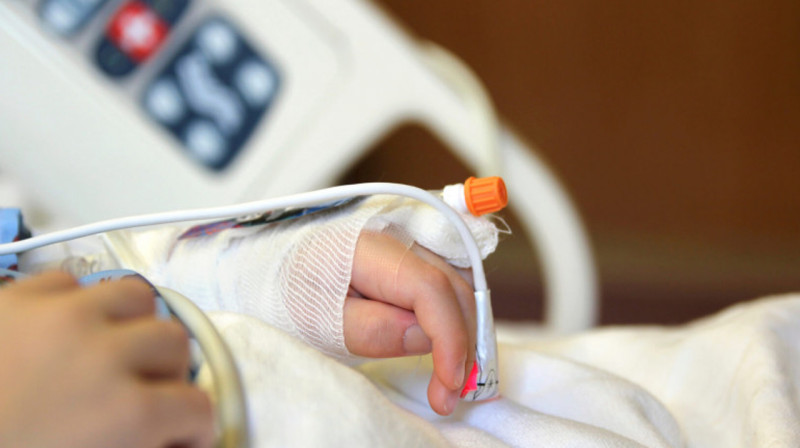 2-летний ребенок проглотил жидкость для прочистки труб в России