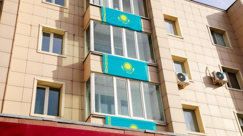 Более 1000 флагов Казахстана вывесили из своих домов жители столицы