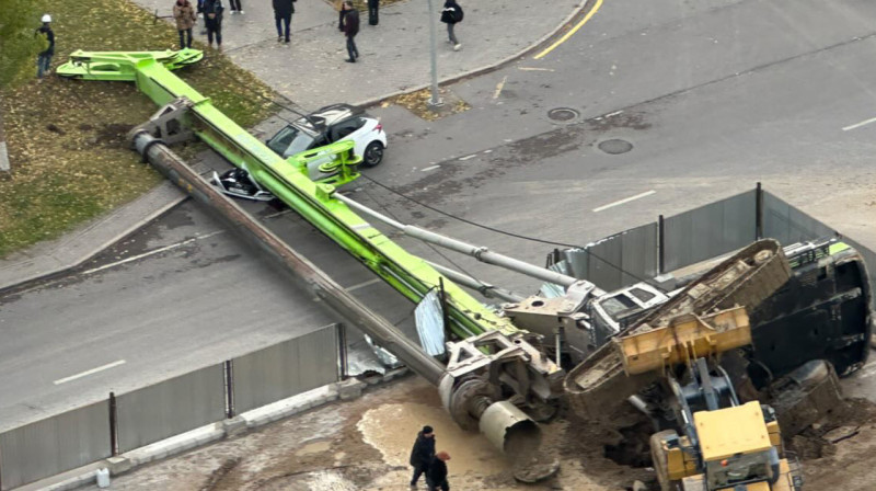 В управлении транспорта прокомментировали инцидент с раздавленным возле LRT авто