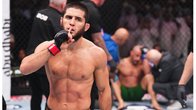 Махачев защитил титул чемпиона UFC, одержав победу нокаутом