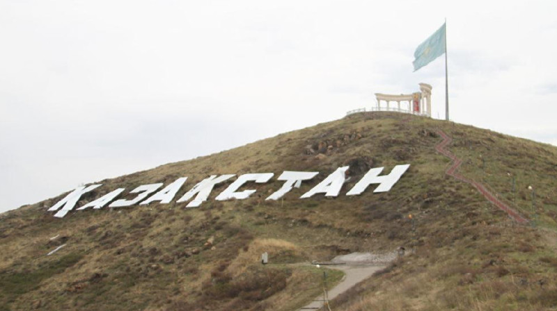 Флаг Казахстана спустили на горе госсимволов в Усть-Каменогорске