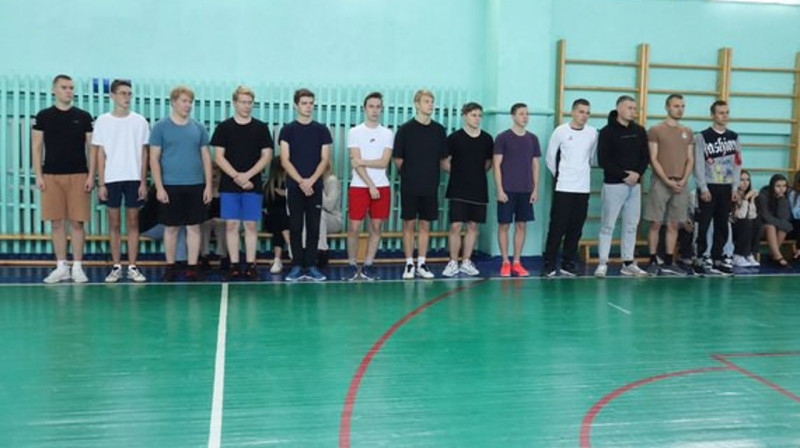 В селе Пермского края повестку в армию вручили 11-класснику прямо в школе