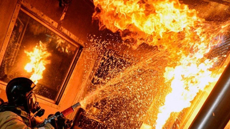 Полицейские спасли людей из пожара в Туркестане