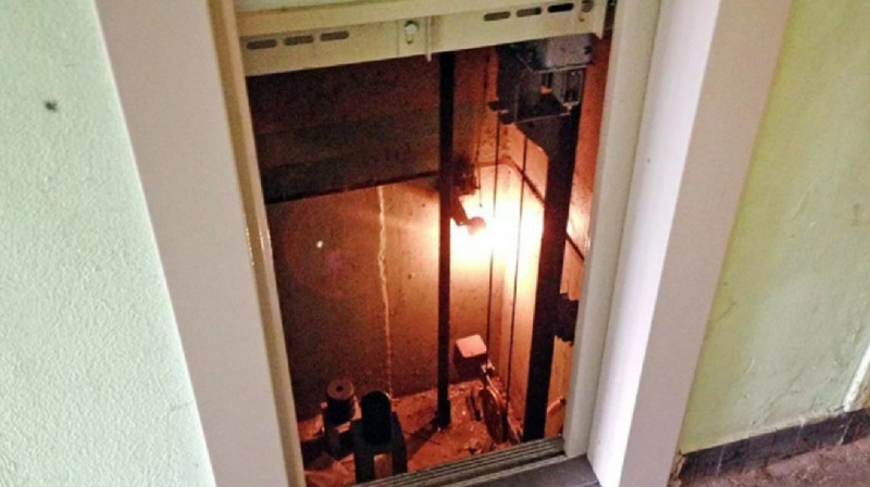 В Актау на мужчину упал лифт: момент попал на видео