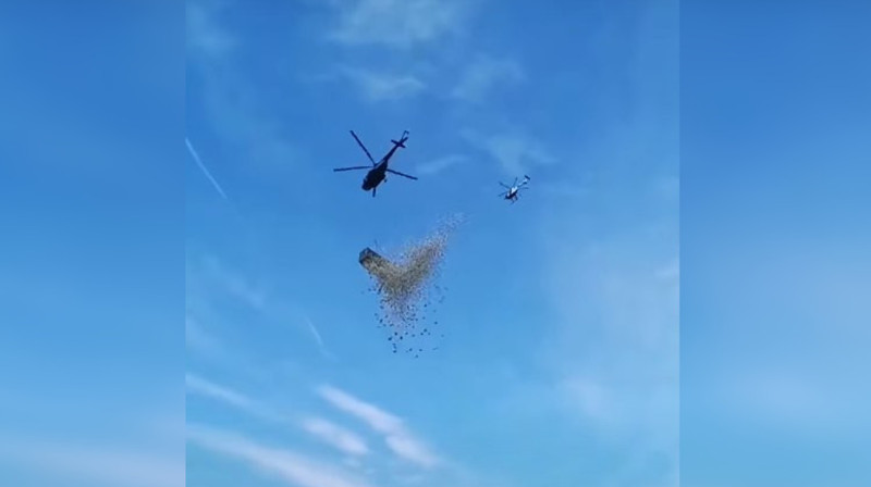 Миллион долларов сбросили на людей с вертолета в Чехии. ВИДЕО
