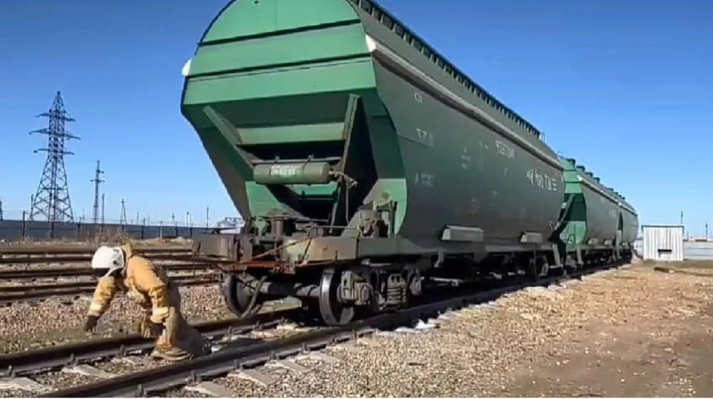 Пожарный из СКО перетащил многотонный жд-вагон